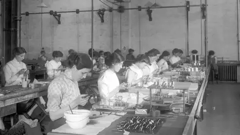 Mujeres trabajando en una fábrica del siglo XIX Mujeres trabajando en una fábrica del siglo XIX