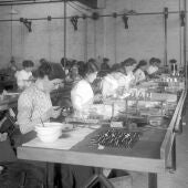 Mujeres trabajando en una fábrica del siglo XIX