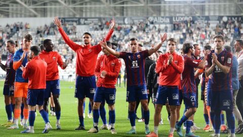 La plantilla del Eldense celebra el triunfo con los azulgranas desplazados a Burgos.