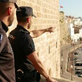 Agentes de la Policía Nacional en el puerto de Ciutadella. 