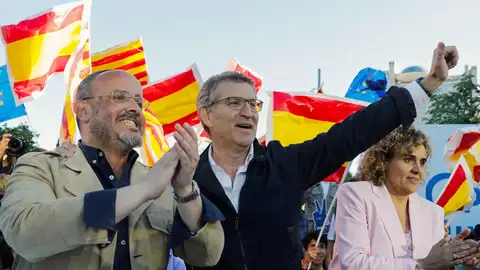 Alejandro Fernández y Alberto Núñez Feijóo durante el cierre de campaña del 12M Alejandro Fernández y Alberto Núñez Feijóo durante el cierre de campaña del 12M