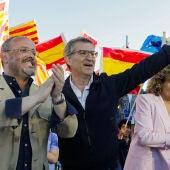 Alejandro Fernández y Alberto Núñez Feijóo durante el cierre de campaña del 12M
