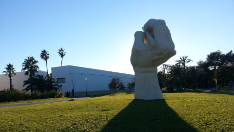 La emblem&aacute;tica &quot;mano&quot; de la Universidad de Alicante, obra de Pepe Azor&iacute;n