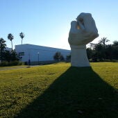 La emblemática "mano" de la Universidad de Alicante, obra de Pepe Azorín