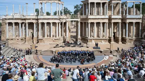 La Universidad de Mayores de Extremadura celebra su 25 aniversario con un acto en el Teatro Romano de Mérida La Universidad de Mayores de Extremadura celebra su 25 aniversario con un acto en el Teatro Romano de Mérida