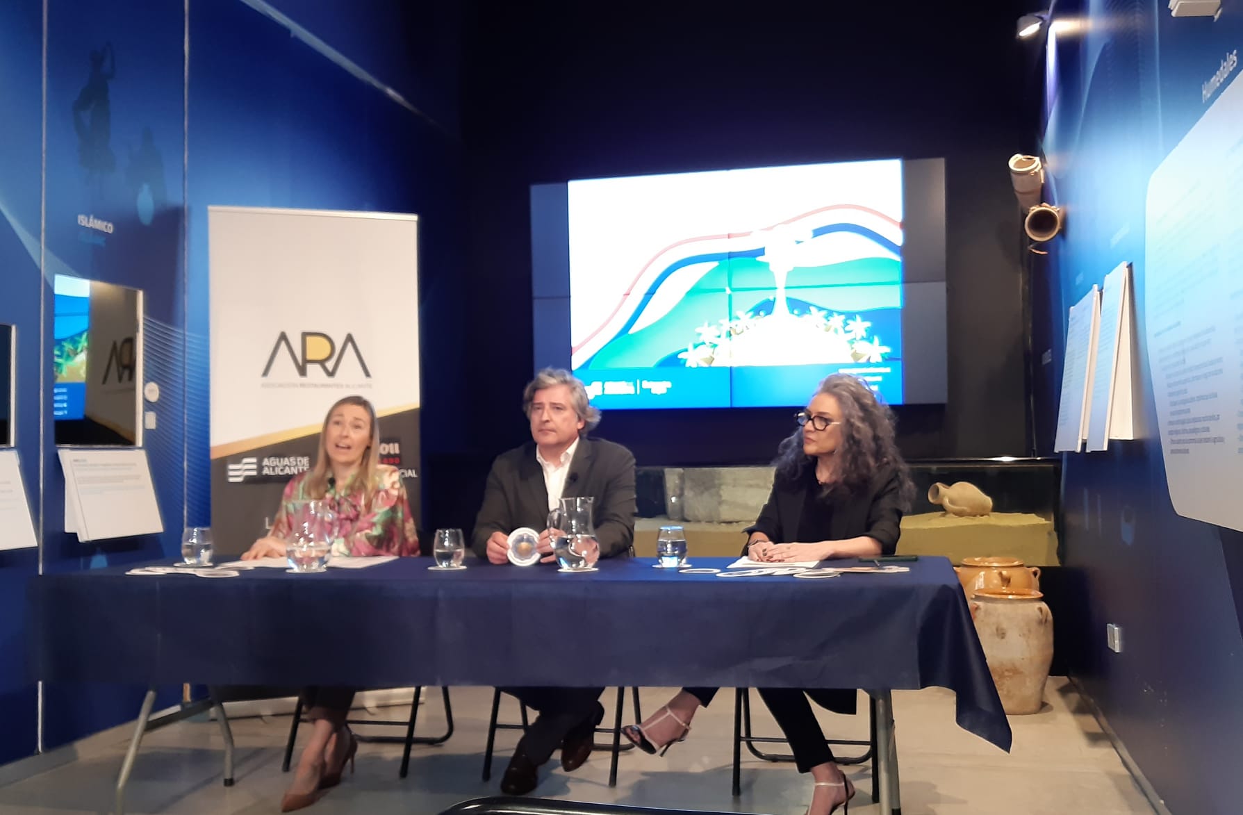 La campaña 'No derroches agua, derrocha compromiso' se extiende a los restaurantes de Alicante La campaña 'No derroches agua, derrocha compromiso' se extiende a los restaurantes de Alicante