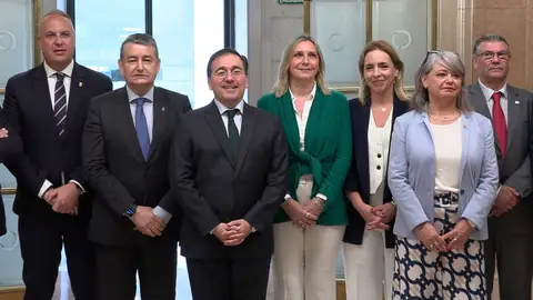 El ministro de Asuntos Exteriores, José Manuel Albares (3i) posa después de la reunión que ha mantenido con autoridades del Campo de Gibraltar El ministro de Asuntos Exteriores, José Manuel Albares (3i) posa después de la reunión que ha mantenido con autoridades del Campo de Gibraltar/ EFE/ Juan Manuel Yagüe