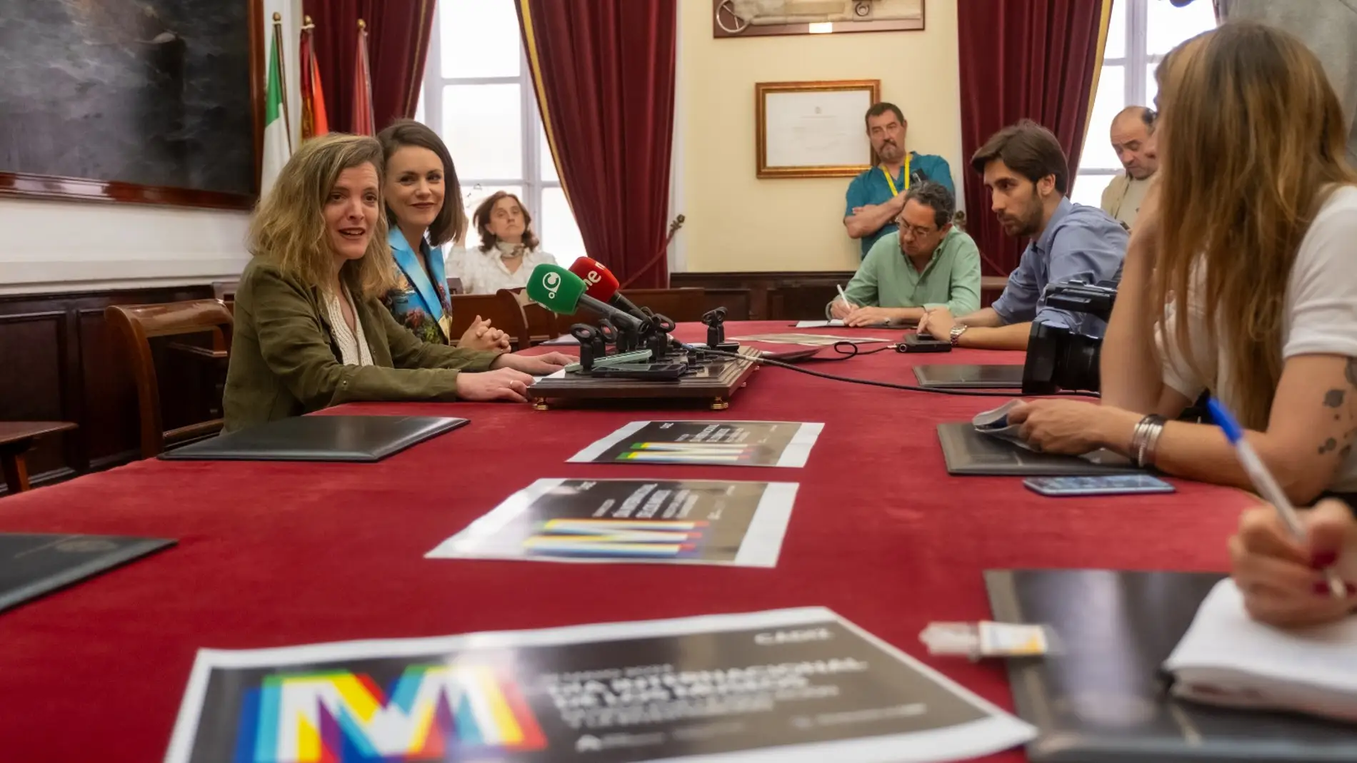 Instantes de la rueda de prensa celebrada en el Ayuntamiento de Cádiz
