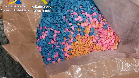 Detenido en el aeropuerto de Palma un pasajero con 10.900 pastillas de éxtasis y 2,1 kilos de anfetamina. Detenido en el aeropuerto de Palma un pasajero con 10.900 pastillas de éxtasis y 2,1 kilos de anfetamina.