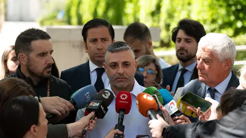 Ángel, uno de los dos agentes de la Policía Nacional que resultaron heridos en los incidentes de la plaza de Urquinaona de Barcelona Ángel, uno de los dos agentes de la Policía Nacional que resultaron heridos en los incidentes de la plaza de Urquinaona de Barcelona/ EFE/ Fernando Villar