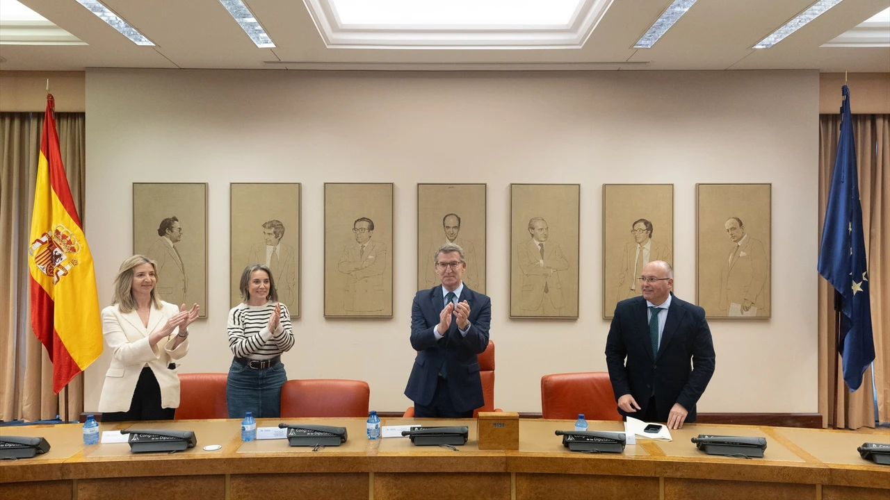 Feijóo preside la reunión plenaria del PP con diputados y senadores en el Congreso de los Diputados