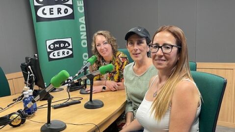 Mar&iacute;a Jos&eacute; Gonz&aacute;lez (en medio de la imagen) es la presidenta de ACCU y Esther Garc&iacute;a, la vicepresidenta de la Asociaci&oacute;n de Enfermedades Inflamatorias de Mallorca, junto a Elka Dimitrova de Onda Cero Mallorca