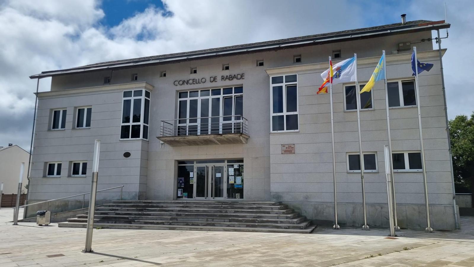 La familia que perdió su piso en un incendio en Rábade okupa una vivienda La familia que perdió su piso en un incendio en Rábade okupa una vivienda
