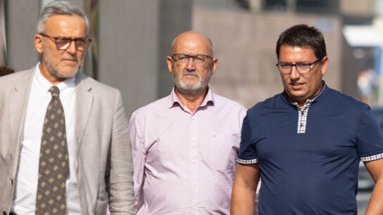 El ex diputado del PSOE Juan Bernardo Fuentes Curbelo, alias 'Tito Berni' (c) y su abogado (i), a su llegada a declarar al Juzgado de Instrucci&oacute;n N&uacute;mero 4 de Santa Cruz de Tenerife, a 29 de junio de 2023, en Santa Cruz de Tenerife, Tenerife, Canarias (Espa&ntilde;a). 