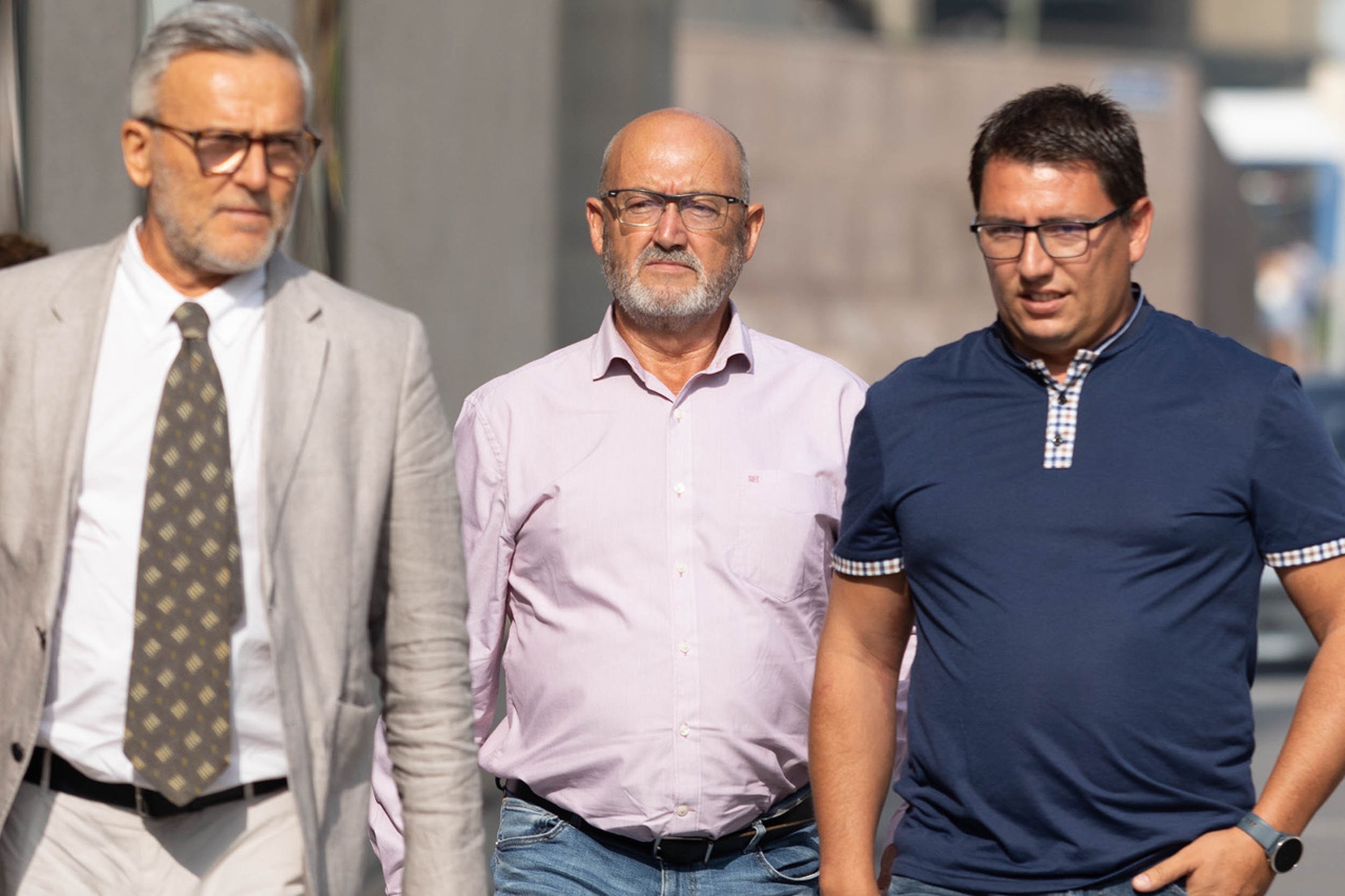 El ex diputado del PSOE Juan Bernardo Fuentes Curbelo, alias 'Tito Berni' (c) y su abogado (i), a su llegada a declarar al Juzgado de Instrucción Número 4 de Santa Cruz de Tenerife, a 29 de junio de 2023, en Santa Cruz de Tenerife, Tenerife, Canarias (España). El ex diputado del PSOE Juan Bernardo Fuentes Curbelo, alias 'Tito Berni' (c) y su abogado (i), a su llegada a declarar al Juzgado de Instrucción Número 4 de Santa Cruz de Tenerife, a 29 de junio de 2023, en Santa Cruz de Tenerife, Tenerife, Canarias (España).