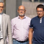 El ex diputado del PSOE Juan Bernardo Fuentes Curbelo, alias 'Tito Berni' (c) y su abogado (i), a su llegada a declarar al Juzgado de Instrucción Número 4 de Santa Cruz de Tenerife, a 29 de junio de 2023, en Santa Cruz de Tenerife, Tenerife, Canarias (España). 