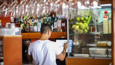 Imagen de archivo de un trabajador en un establecimiento de restauración en Las Palmas Imagen de archivo de un trabajador en un establecimiento de restauración en Las Palmas