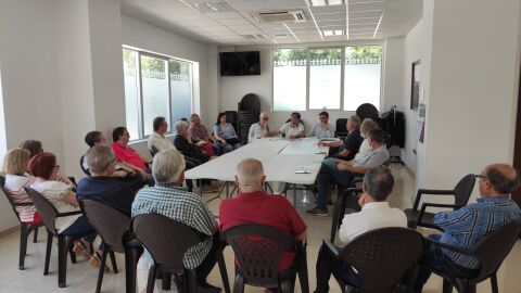 Reunión con vecinos de Les Basses, empresarios de Materna