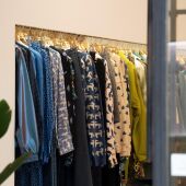 Archivo - Entrada a una tienda de ropa - 