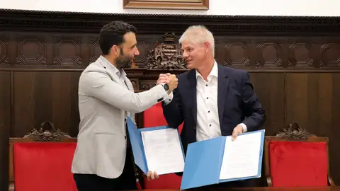 El alcalde de Sagunto, Darío Moreno, y el primer edil de Salzgitter, Frank Klingebiel, firman el preacuerdo de hermanamiento entre ambas ciudades El alcalde de Sagunto, Darío Moreno, y el primer edil de Salzgitter, Frank Klingebiel, firman el preacuerdo de hermanamiento entre ambas ciudades