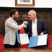 El alcalde de Sagunto, Darío Moreno, y el primer edil de Salzgitter, Frank Klingebiel, firman el preacuerdo de hermanamiento entre ambas ciudades
