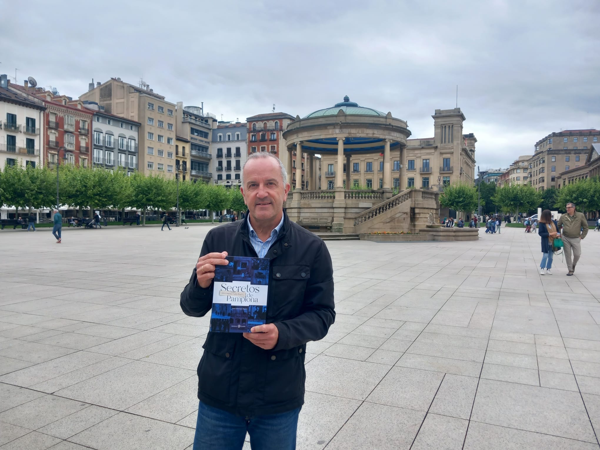 Juan Echenique nos invita a seguir mirando a la ciudad con ojos curiosos en "Secretos imprescindibles de Pamplona" Juan Echenique nos invita a seguir mirando a la ciudad con ojos curiosos en "Secretos imprescindibles de Pamplona"