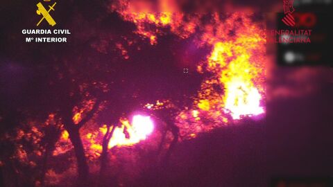 Terribles im&aacute;genes nocturnas de un incendio forestal en la provincia