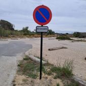 Señal instalada por el Ayuntamiento de València en el aparcamiento de la playa de El Saler.