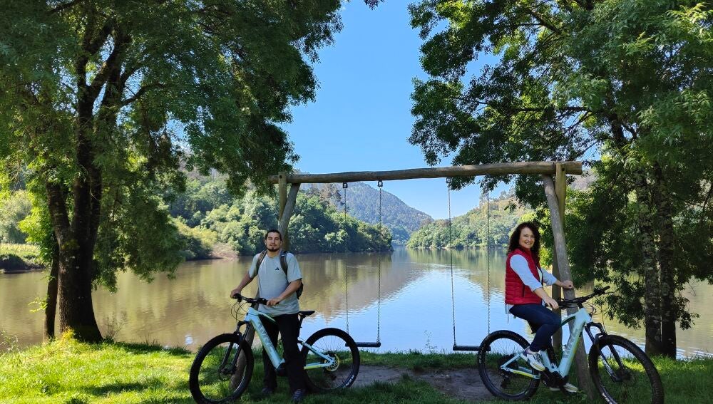 Marcos Reguera (esquerda) guía turístico de "Offitravel" nun paseo en bici eléctrica por Arnoia