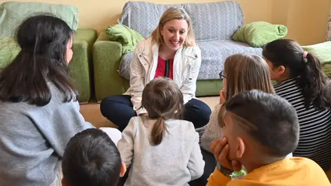 La consejera de Familia visita dos centros gestionados por Mensajeros de la Paz en Palencia .