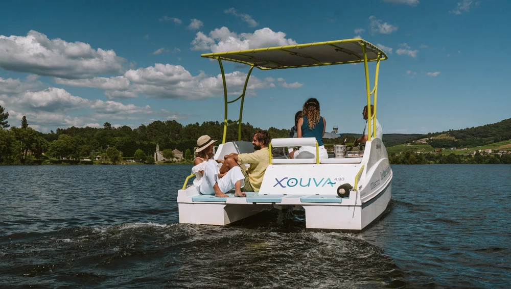 Catamarán eléctrico de Arnoia surcando as augas do rio Miño Catamarán eléctrico de Arnoia surcando as augas do rio Miño
