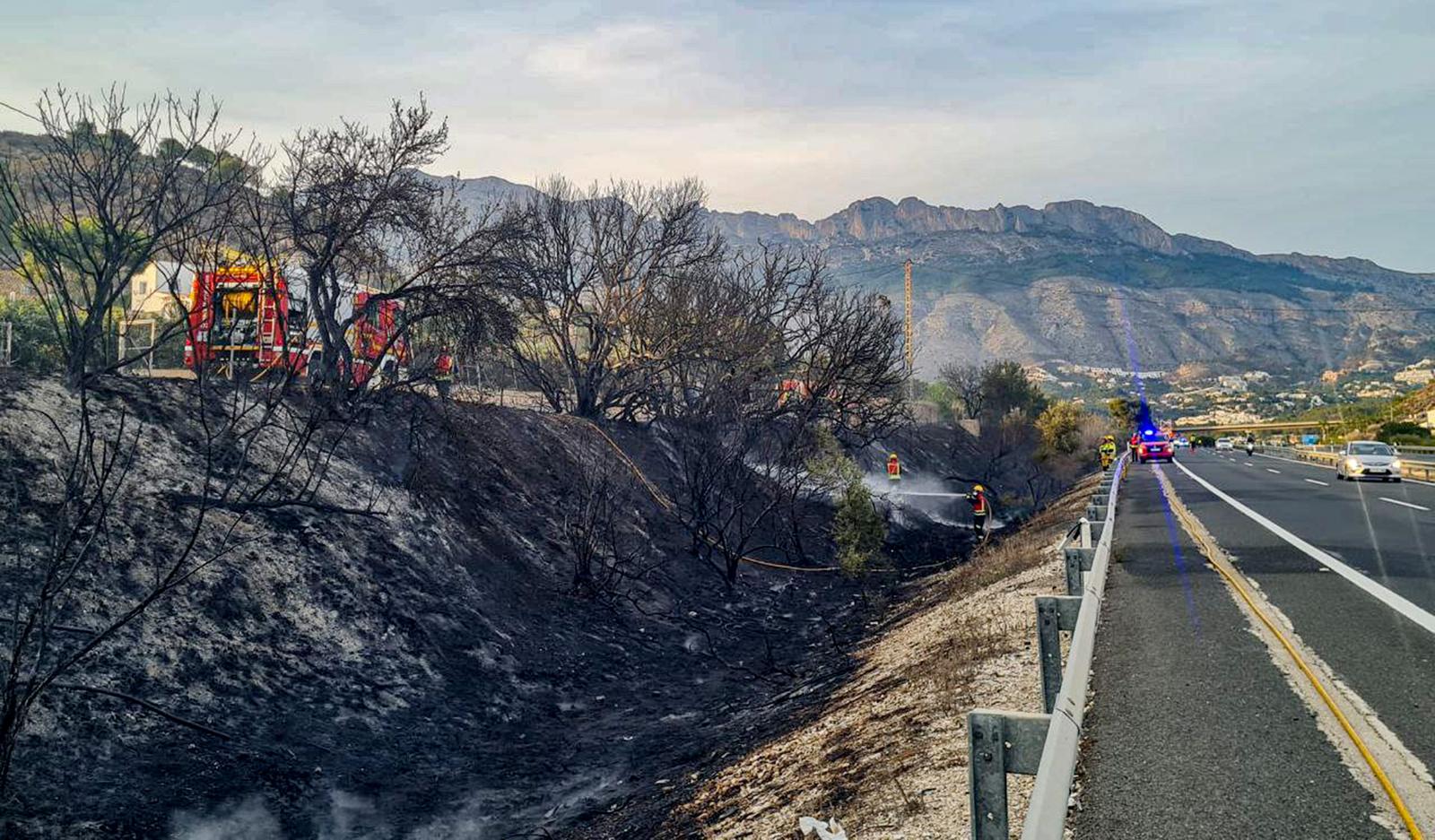 Medios aéreos y terrestres extinguen el incendio originado en Altea junto a la AP7 Medios aéreos y terrestres extinguen el incendio originado en Altea junto a la AP7