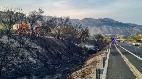 incendio junto a la AP 7 a su paso por Altea