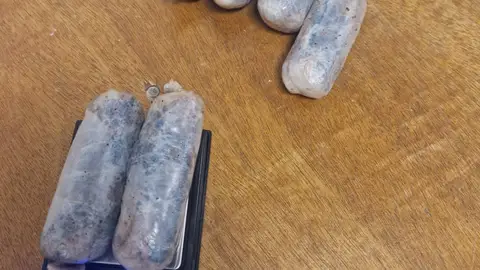 Incautados en Sevilla 4.000 kilos de hachís camuflados en envoltorios de chocolatinas Incautados en Sevilla 4.000 kilos de hachís camuflados en envoltorios de chocolatinas