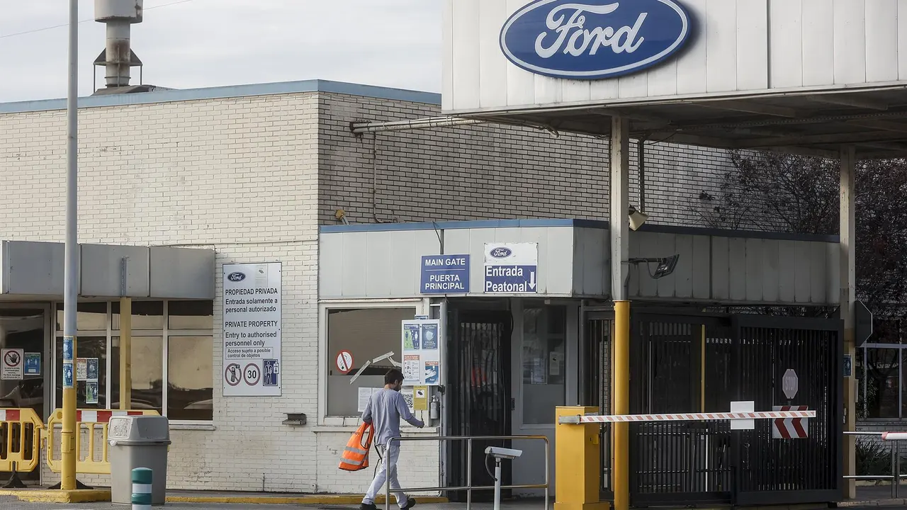 Un trabajador accede a la entrada de la factoría de Ford España, en Almussafes (ARCHIVO)