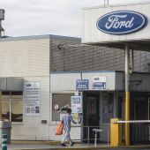 Un trabajador accede a la entrada de la factoría de Ford España, en Almussafes (ARCHIVO) 