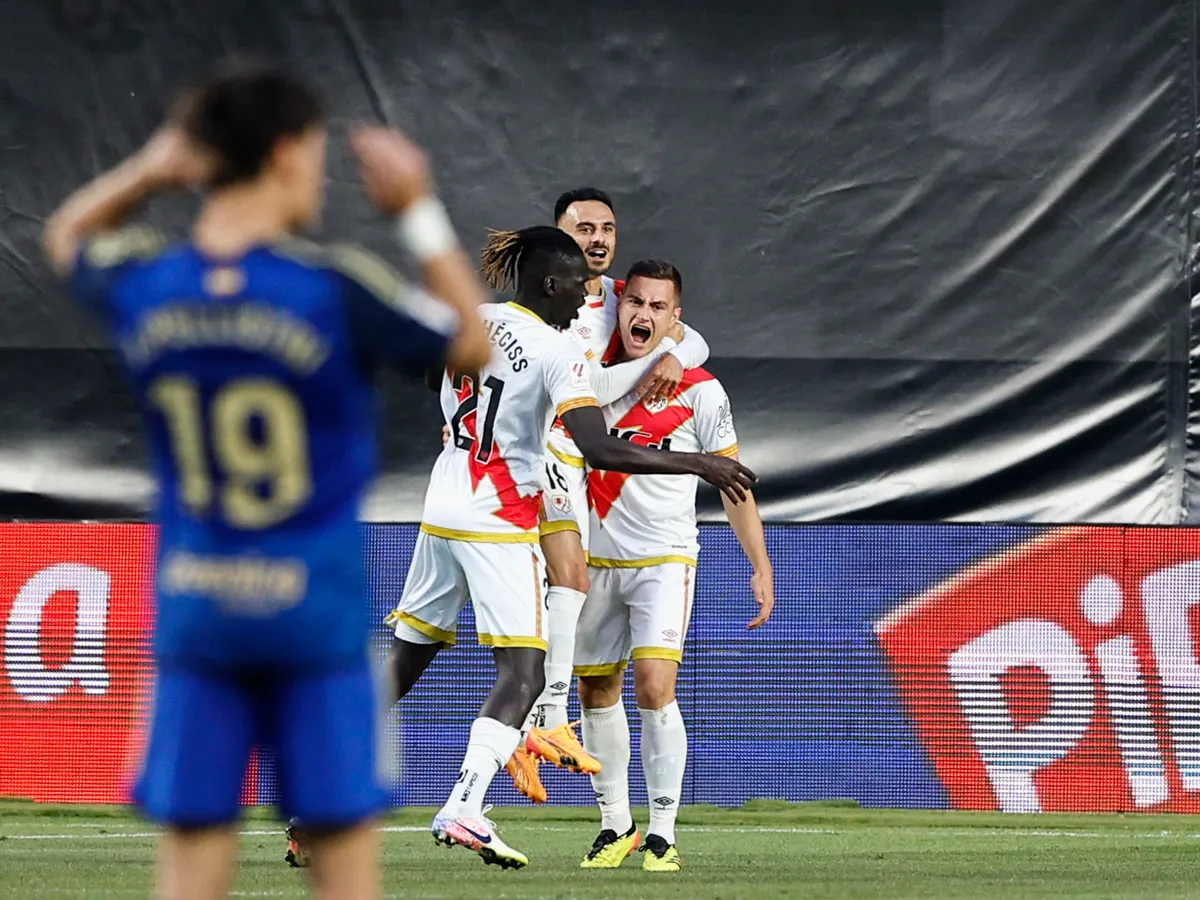 El Rayo Vallecano roza la permanencia tras ganar al Granada en Vallecas | Onda Cero Radio