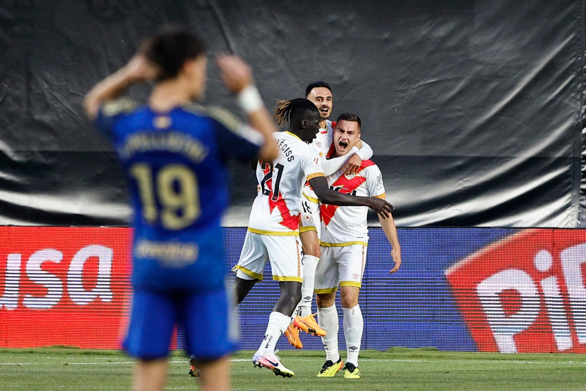 El Rayo Vallecano roza la permanencia tras ganar al Granada en Vallecas El Rayo Vallecano roza la permanencia tras ganar al Granada en Vallecas