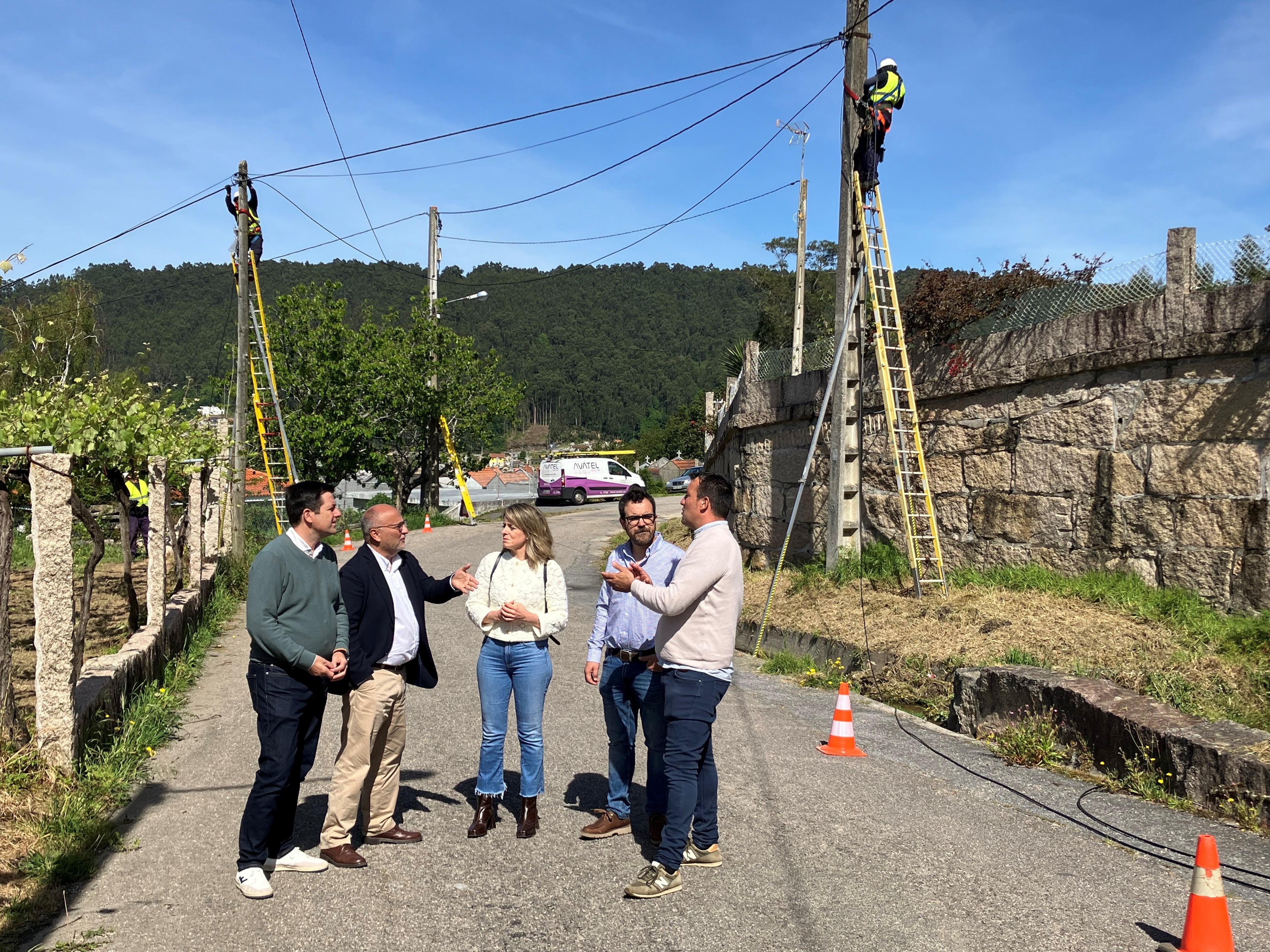 Abel Losada supervisa o avance da fibra óptica en Sanxenxo Abel Losada supervisa o avance da fibra óptica en Sanxenxo