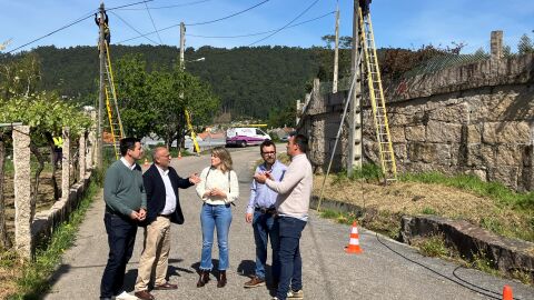 Abel Losada supervisa o avance da fibra óptica en Sanxenxo