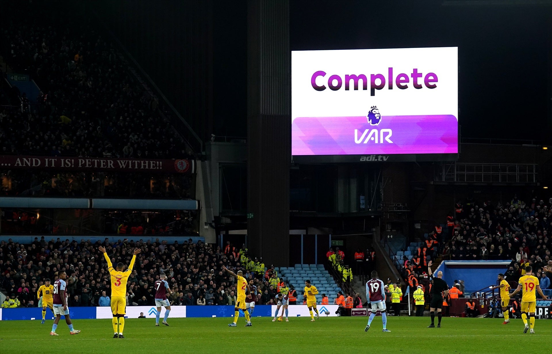 La Premier League plantea el adiós del VAR: los clubes votarán por su posible eliminación la próxima temporada La Premier League plantea el adiós del VAR: los clubes votarán por su posible eliminación la próxima temporada