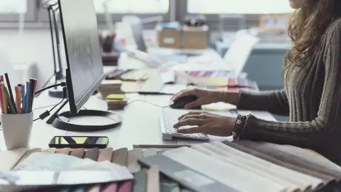 Una trabajadora en su puesto de trabajo, es una imagen de archivo Una trabajadora en su puesto de trabajo, es una imagen de archivo