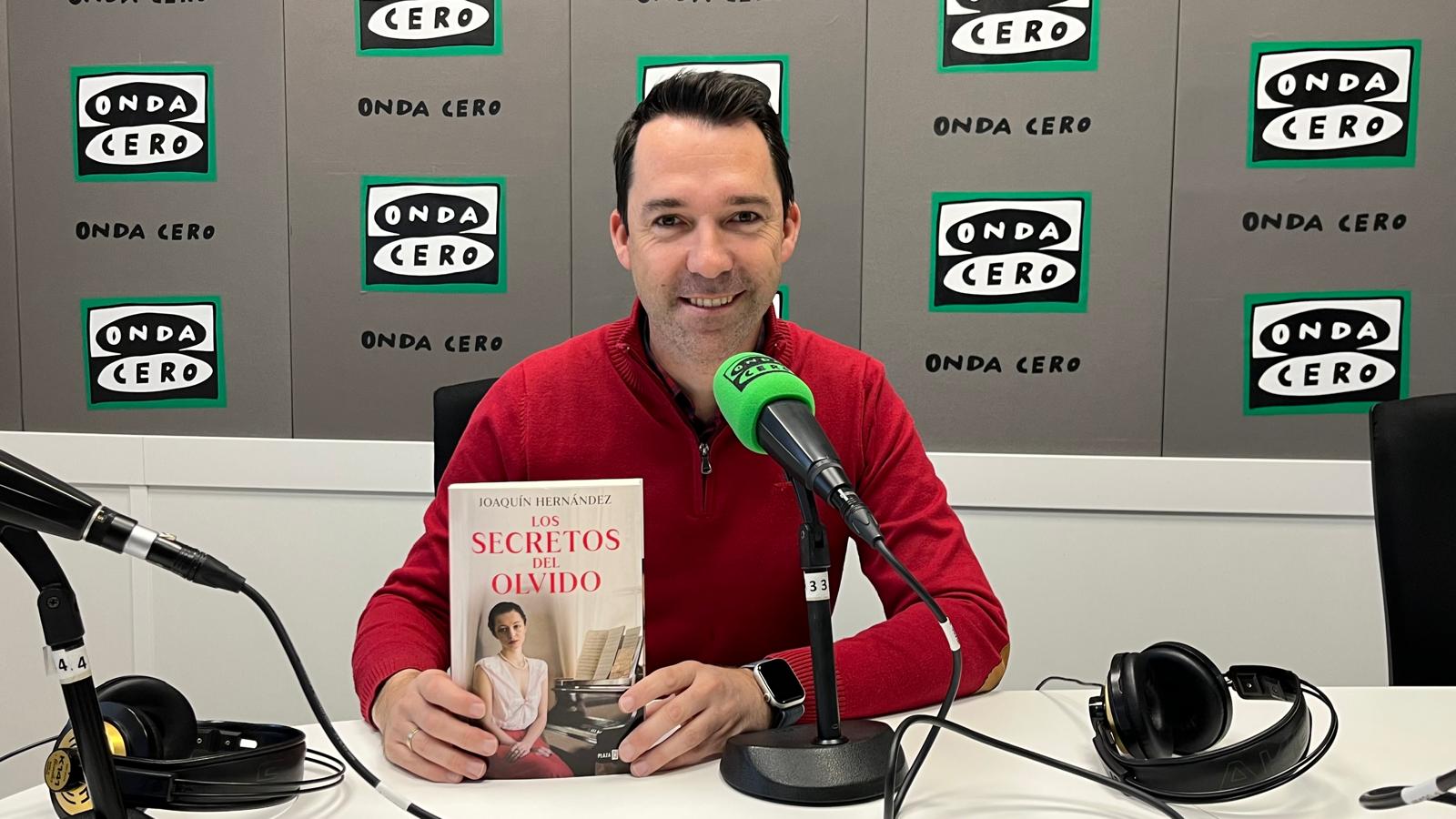 Joaquín Hernández conjuga la fuerza del amor y la música para vencer al Alzheimer en 'Los secretos del olvido', su primera novela Joaquín Hernández conjuga la fuerza del amor y la música para vencer al Alzheimer en 'Los secretos del olvido', su primera novela