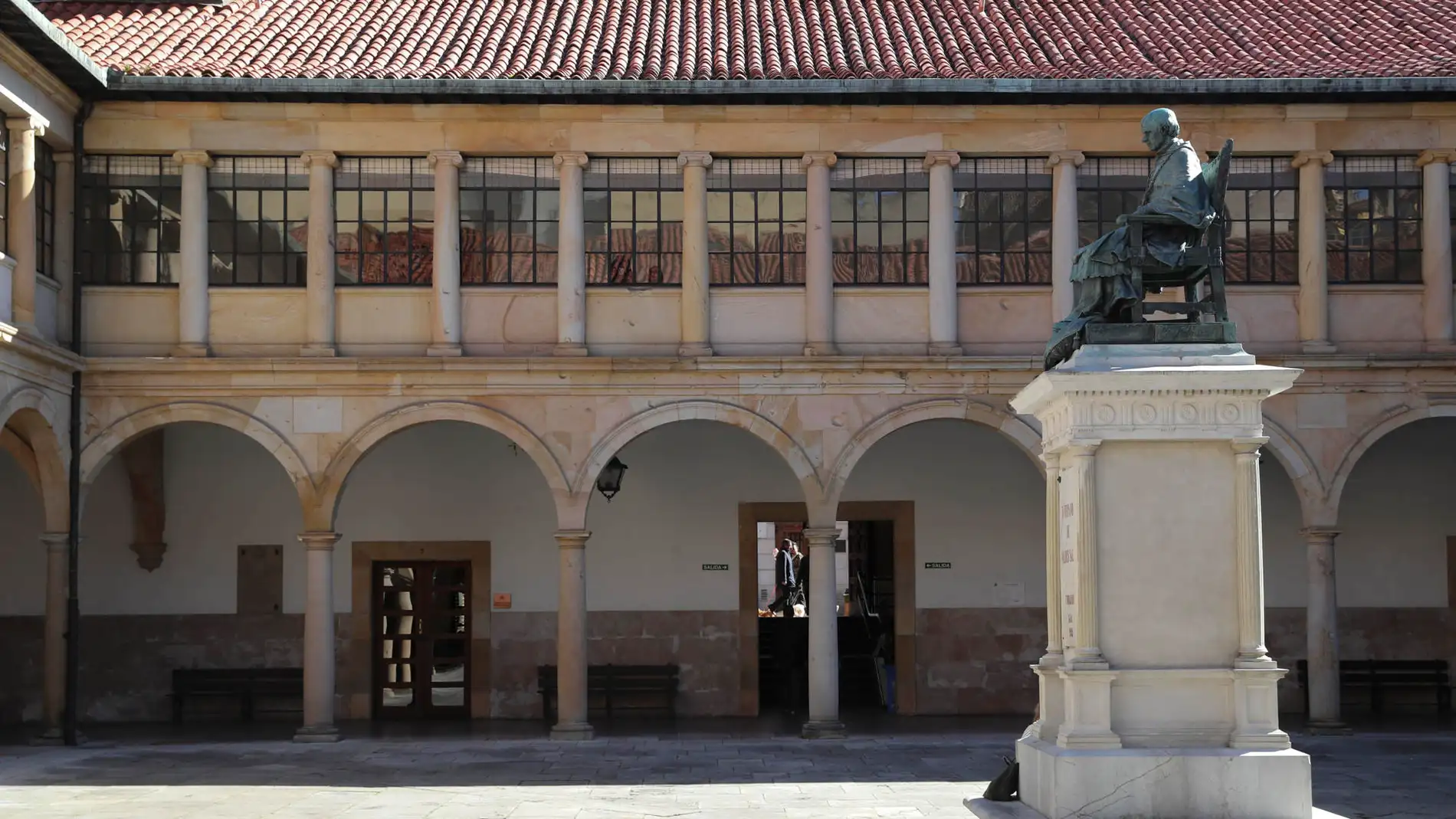 Edificio histórico de la Universidad de Oviedo, en la calle San Francisco