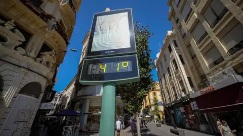 Imagen de archivo de un termómetro de la calle Cruz Conde de Córdoba marcando 41 grados. Imagen de archivo de un termómetro de la calle Cruz Conde de Córdoba marcando 41 grados.