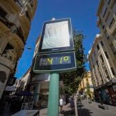 Imagen de archivo de un termómetro de la calle Cruz Conde de Córdoba marcando 41 grados.