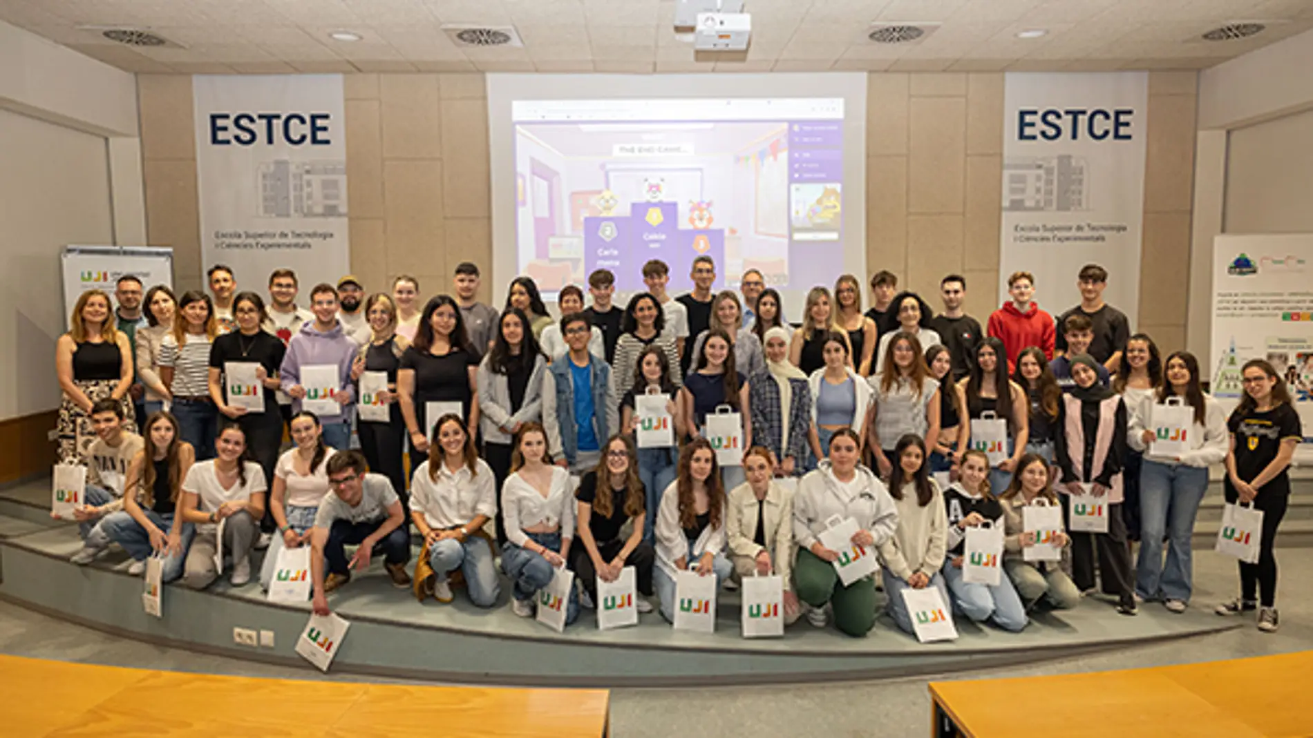 Cent trenta joves de secundària de Castelló, Benicarló i Vila-real i universitaris de Medicina i Bioquímica i Biologia Molecular fan realitat la tercera edició de MicroMón