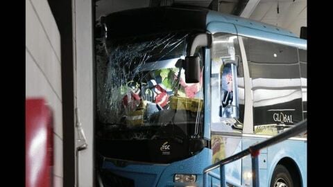 Imagen de la guagua protagonista de un atropello multiple en Las Palmas de G.C. el 15 de mayo de 2024 
