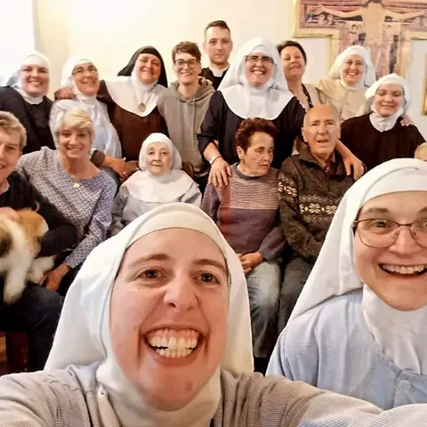 Fotografía publicada en una cuenta en la red social Instagram (@tehagoluz) en la que se ve a una decena de las religiosas Clarisas del Monasterio de Belorado (Burgos)