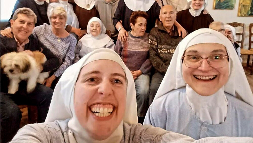 Fotografía publicada en una cuenta en la red social Instagram (@tehagoluz) en la que se ve a una decena de las religiosas Clarisas del Monasterio de Belorado (Burgos)